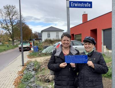 Heike Göldner schenkte ihrer Mutter Elfrun die Schilderpatenschaft für die Erwinstraße. 