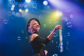 Corinne Bubbles Powder © Anna Wyszomierska