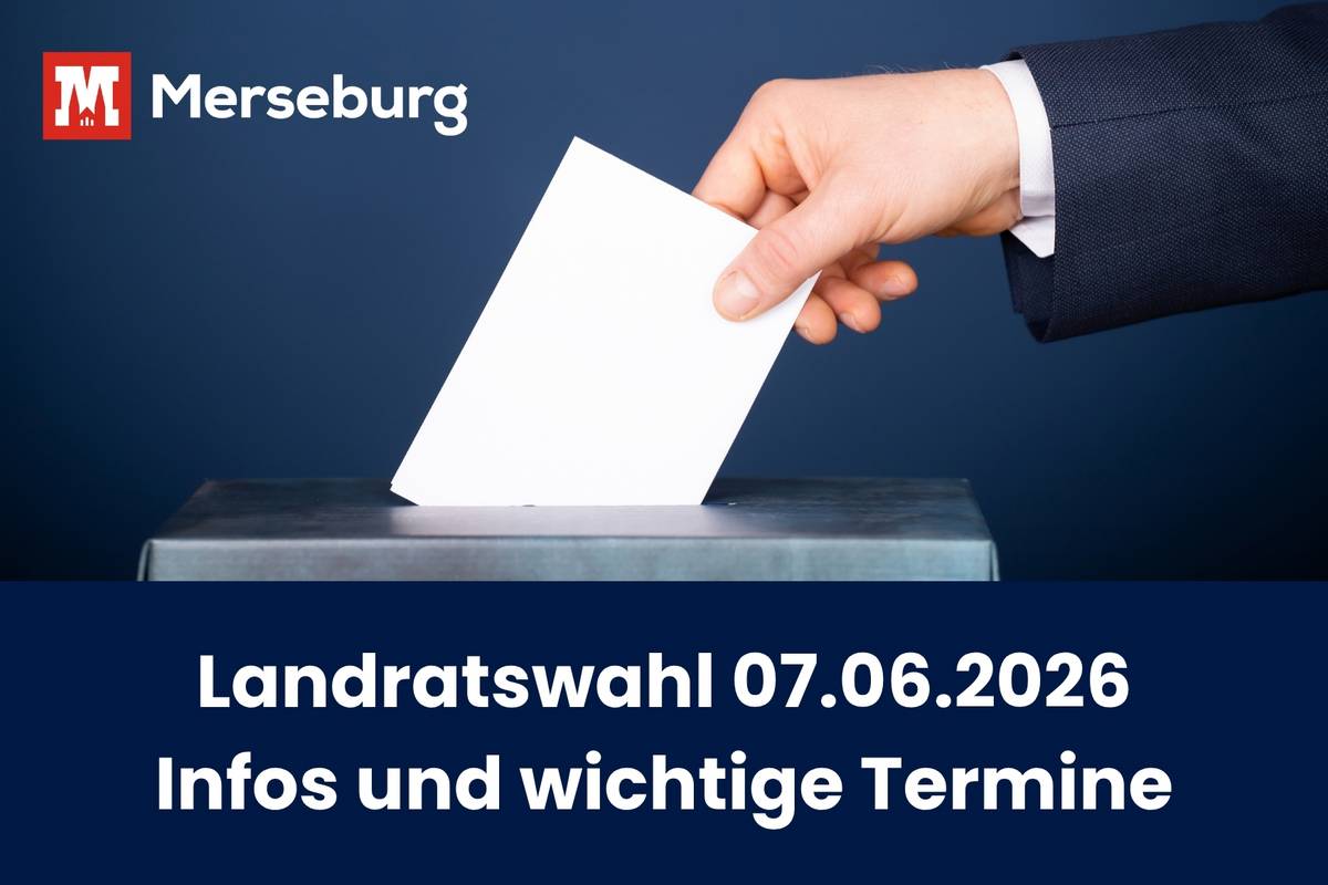 eine Hand, die einen gefalteten Zettel in eine Wahlurne steckt