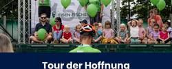 Kinder auf einer Bühne bei einer Spendenübergabe der Tour der Hoffnung