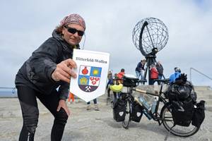 Am Nordkap mit Wimpel © Thomas Meixner Thomas Meixner hält am Nordkap stolz den Bitterfeld-Wolfen-Wimpel in die Kamera