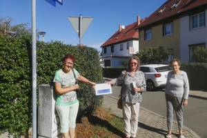 Mitglied des Merseburger Altstadtvereins Angela Biemann, Schilderpatin Erika Schmoranzer und Anwohnerin Reinhilde Dronsella kurz nach der Anbringung des Zusatzschildes in der Gustav-Adolf-Straße