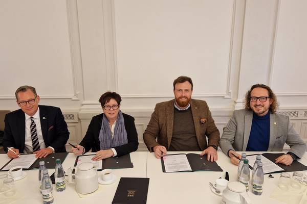 Die stellvertretende Oberbürgermeisterin der Stadt Naumburg und die Oberbürgermeister der Städte Zeitz, Weißenfels und Merseburg unterzeichnen den Kooperationsvertrag der Rechnungsprüfungsämter, v.l.n.r: Christian Thieme – Oberbürgermeister Stadt Zeitz, Ute Freund – stellvertretende Oberbürgermeisterin Stadt Naumburg, Martin Papke – Oberbürgermeister Stadt Weißenfels und Sebastian Müller-Bahr – Oberbürgermeister Stadt Merseburg. © Stadt Weißenfels die stellvertretende oberb rgermeisterin der stadt naumburg und die oberb rgermeister der st dte zeitz wei enfels und merseburg