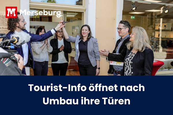 Feierliche Schlüsselübergabe an das Team der Tourist-Information. © Heinz Biemann beitragsbild touri