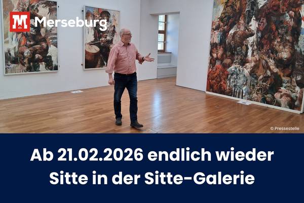 Michael Finger vor dem Triptychon "Höllensturz in Vietnam" (1966/67) von Willi Sitte in der gleichnamigen Galerie