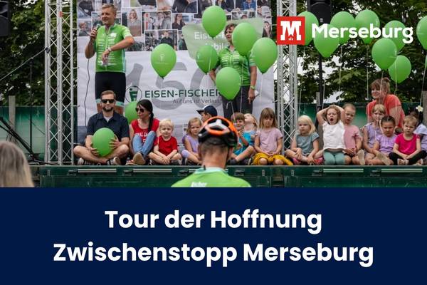 Kinder auf einer Bühne bei einer Spendenübergabe der Tour der Hoffnung